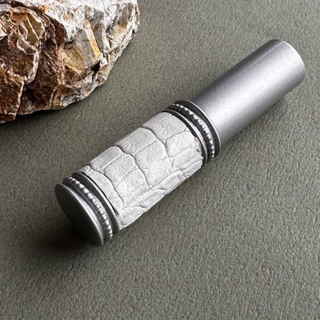 【ポスト便】　クロコダイル革巻き　4ML メタルアトマイザー　マットシルバー　MWH04　日本製【再入荷　メンズ　白　香水　フレグランス　人気　ギフト　ワニ革　ラッピング　送料無料】