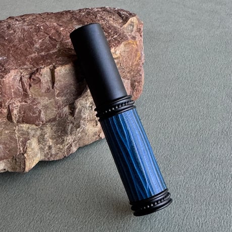 【ポスト便】　革巻きメタルアトマイザー 5ML　マットブラック　牛革/青　日本製【ブルー　メンズ　香水　フレグランス　お返し　ギフト　レザー　エピ】