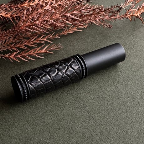 【ポスト便】　クロコダイル革巻き　5MLメタルアトマイザー　マットブラック　MBKMBK02　日本製【黒　メンズ　香水　フレグランス　アロマ　お返し　ギフト　送料無料】