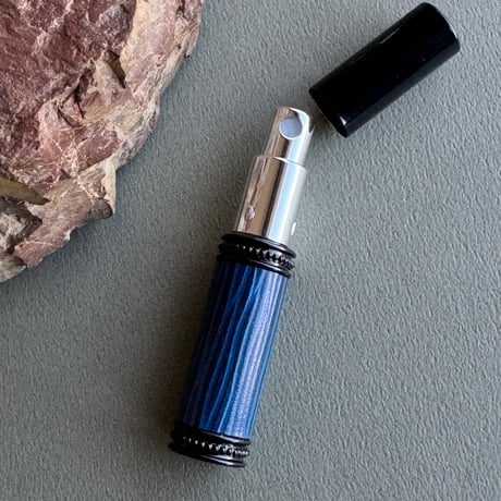 【ポスト便】　革巻きメタルアトマイザー 5ML　ピアノブラック　牛革/青　日本製【ブルー　メンズ　香水　フレグランス　お返し　ギフト　レザー　エピ】
