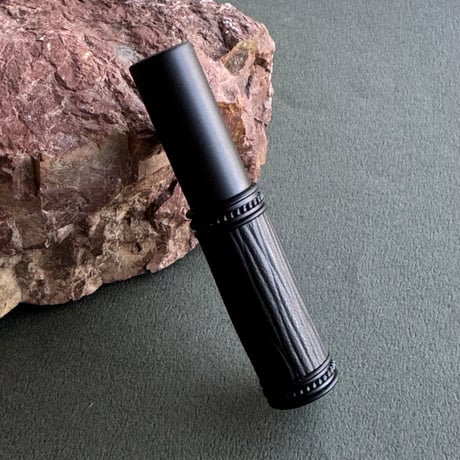 【ポスト便】　革巻きメタルアトマイザー 5ML　マットブラック　牛革/黒　日本製【メンズ　香水　フレグランス　お返し　ギフト　レザー　エピ】
