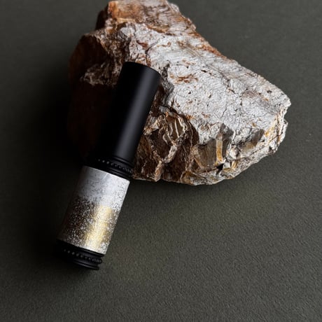 【ポスト便】　クロコダイル革巻き　4ML メタルアトマイザー　マットブラック　MBKWHGD01　日本製【金　メンズ　香水　フレグランス　ギフト　ワニ革　和モダン】