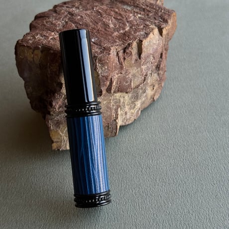 【ポスト便】　革巻きメタルアトマイザー 5ML　ピアノブラック　牛革/青　日本製【ブルー　メンズ　香水　フレグランス　お返し　ギフト　レザー　エピ】