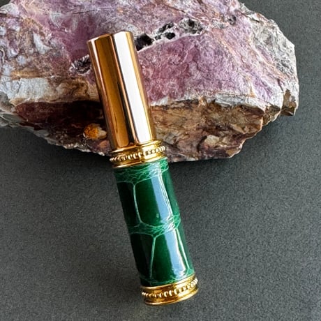 【ポスト便】　クロコダイル革巻き　5ML メタルアトマイザー　エメラルドグリーン　EMGR03　日本製【香水　フレグランス　人気　アロマ　ギフト　ワニ革　お返し　送料無料】
