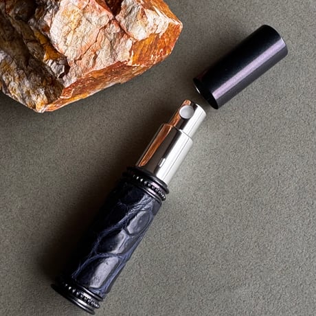 【ポスト便】　クロコダイル革巻き　5ML メタルアトマイザー　ネイビー　NV-NV10　日本製【メンズ　香水　フレグランス　人気　アロマ　ギフト　ワニ革　お返し　再入荷】