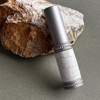 【ポスト便】　クロコダイル革巻き　4ML メタルアトマイザー　マットシルバー　MWH04　日本製【再入荷　メンズ　白　香水　フレグランス　人気　ギフト　ワニ革　ラッピング　送料無料】