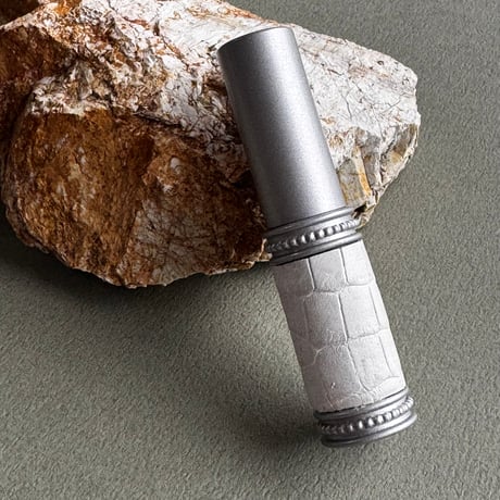 【ポスト便】　クロコダイル革巻き　4ML メタルアトマイザー　マットシルバー　MWH04　日本製【再入荷　メンズ　白　香水　フレグランス　人気　ギフト　ワニ革　ラッピング　送料無料】