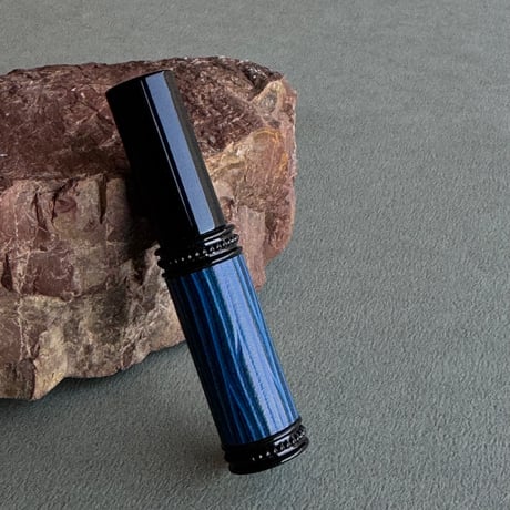 【ポスト便】　革巻きメタルアトマイザー 5ML　ピアノブラック　牛革/青　日本製【ブルー　メンズ　香水　フレグランス　お返し　ギフト　レザー　エピ】