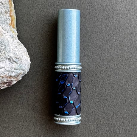 【ポスト便】　パイソン革巻き　4ML メタルアトマイザー　ブルー MBL01   日本製【人気　メンズ　香水　フレグランス　アロマ　ギフト　キラキラ　お返し】