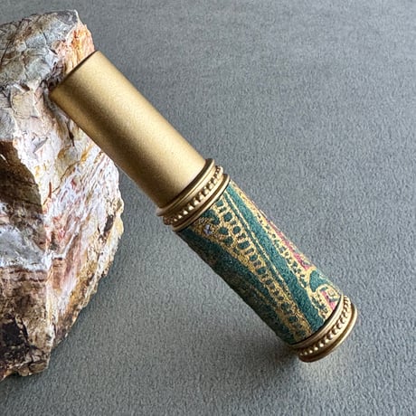 【ポスト便】　エスニックレザー革巻き　メタルアトマイザー　5ML　マットゴールド／グリーン 01　日本製【香水　フレグランス　プレゼント　お返し　ギフト】