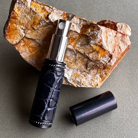 【ポスト便】　クロコダイル革巻き　5ML メタルアトマイザー　ネイビー　NV-NV10　日本製【メンズ　香水　フレグランス　人気　アロマ　ギフト　ワニ革　お返し　再入荷】