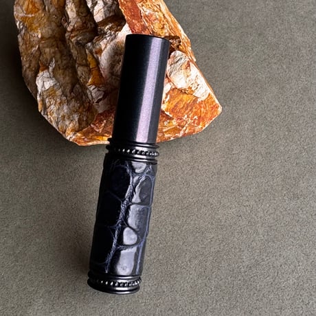 【ポスト便】　クロコダイル革巻き　5ML メタルアトマイザー　ネイビー　NV-NV10　日本製【メンズ　香水　フレグランス　人気　アロマ　ギフト　ワニ革　お返し　再入荷】