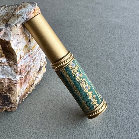 【ポスト便】　エスニックレザー革巻き　メタルアトマイザー　5ML　マットゴールド／グリーン 01　日本製【香水　フレグランス　プレゼント　お返し　ギフト】