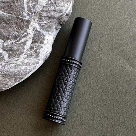【ポスト便】　リザード革巻き　5ML メタルアトマイザー マット／マットブラック 25  日本製【メンズ　香水　フレグランス　アロマ　人気　お返し　再入荷　復活】