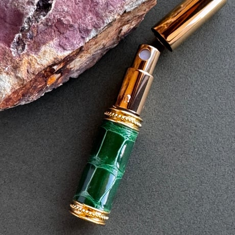 【ポスト便】　クロコダイル革巻き　5ML メタルアトマイザー　エメラルドグリーン　EMGR03　日本製【香水　フレグランス　人気　アロマ　ギフト　ワニ革　お返し　送料無料】