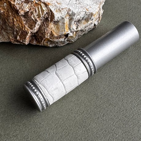 【ポスト便】　クロコダイル革巻き　4ML メタルアトマイザー　マットシルバー　MWH04　日本製【再入荷　メンズ　白　香水　フレグランス　人気　ギフト　ワニ革　ラッピング　送料無料】