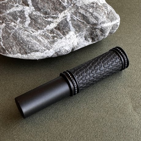 【ポスト便】　リザード革巻き　5ML メタルアトマイザー マット／マットブラック 25  日本製【メンズ　香水　フレグランス　アロマ　人気　お返し　再入荷　復活】