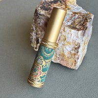 【ポスト便】　エスニックレザー革巻き　メタルアトマイザー　5ML　マットゴールド／グリーン 02　日本製【金運　香水　フレグランス　プレゼント　お返し　ギフト】
