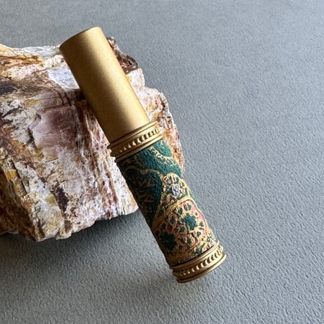 【ポスト便】　エスニックレザー革巻き　メタルアトマイザー　5ML　マットゴールド／グリーン 02　日本製【金運　香水　フレグランス　プレゼント　お返し　ギフト】