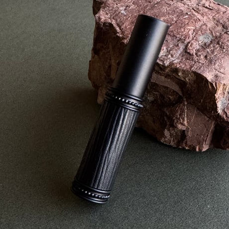 【ポスト便】　革巻きメタルアトマイザー 5ML　マットブラック　牛革/黒　日本製【メンズ　香水　フレグランス　お返し　ギフト　レザー　エピ】