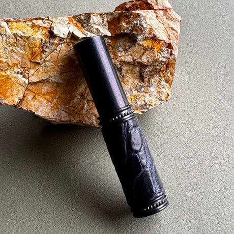 【ポスト便】　クロコダイル革巻き　5ML メタルアトマイザー　ネイビー　NV-NV10　日本製【メンズ　香水　フレグランス　人気　アロマ　ギフト　ワニ革　お返し　再入荷】