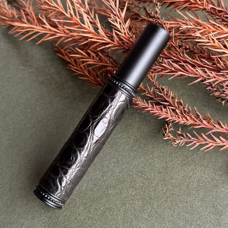【ポスト便】　クロコダイル革巻き　8ML メタルアトマイザー マットブラック  8CRMBK01  日本製【メンズ　香水　人気　お返し　ギフト　限定品　黒　送料無料】