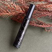 【ポスト便】　クロコダイル革巻き　8ML メタルアトマイザー マットブラック  8CRMBK01  日本製【メンズ　香水　人気　お返し　ギフト　限定品　黒　送料無料】