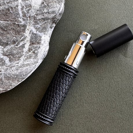 【ポスト便】　リザード革巻き　5ML メタルアトマイザー マット／マットブラック 25  日本製【メンズ　香水　フレグランス　アロマ　人気　お返し　再入荷　復活】