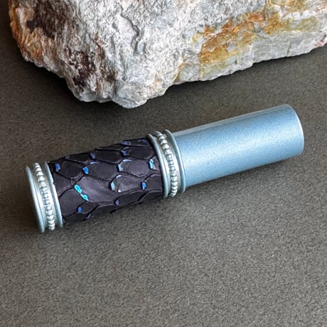 【ポスト便】　パイソン革巻き　4ML メタルアトマイザー　ブルー MBL01   日本製【人気　メンズ　香水　フレグランス　アロマ　ギフト　キラキラ　お返し】
