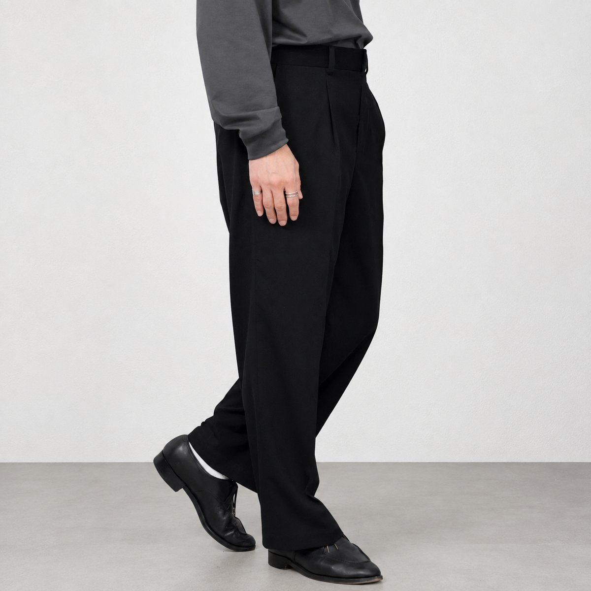 Minimal Tuck Pants | So | 大人の新定番服