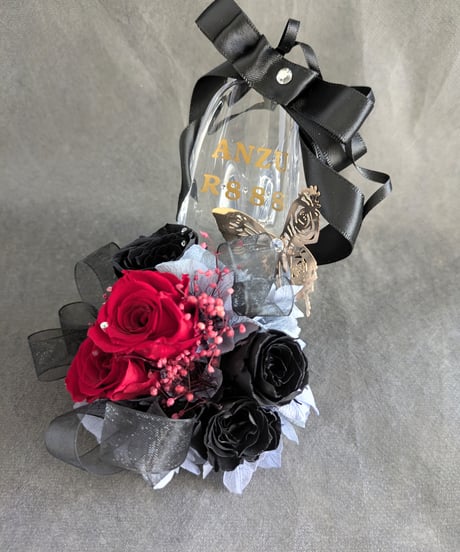 【プリザーブドフラワー／ガラスの靴ミニシリーズ】黒薔薇と赤薔薇のミニ薔薇とリボンのギフトシューズ♡