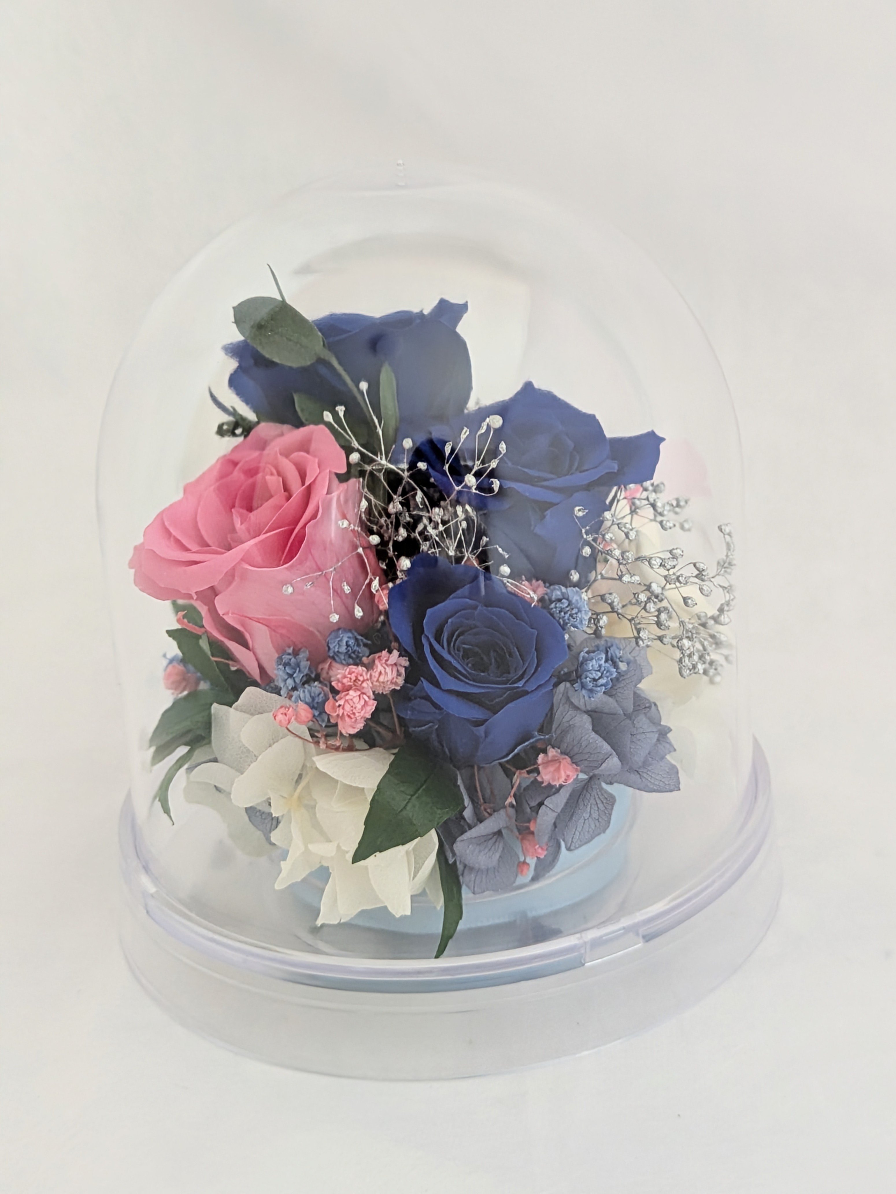 プリザーブドフラワー／ドームの中に咲く青とピンクの薔薇と小花の