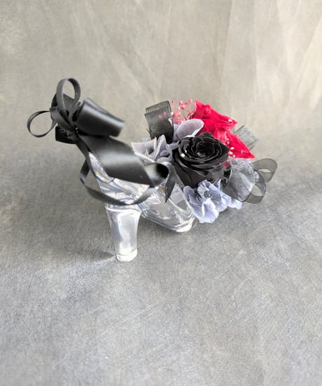 【プリザーブドフラワー／ガラスの靴ミニシリーズ】黒薔薇と赤薔薇のミニ薔薇とリボンのギフトシューズ♡