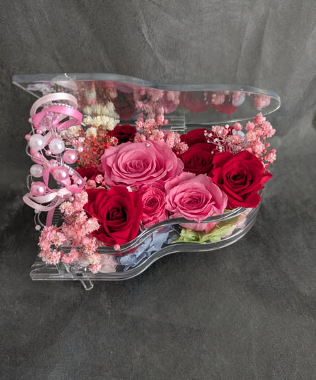 【プリザーブドフラワーピアノアレンジピンクと赤い薔薇のエレガントローズフラワーケースリボンラッピング付き】