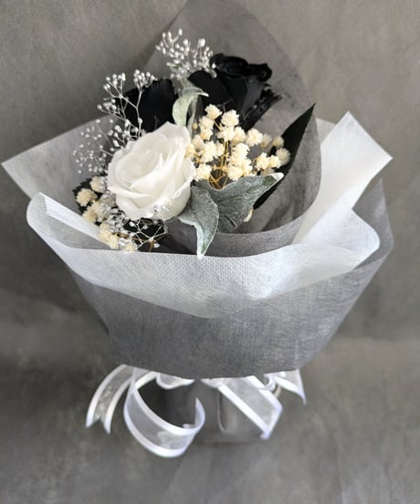 プリザーブドフラワー／黒と白薔薇のシックな3輪花束