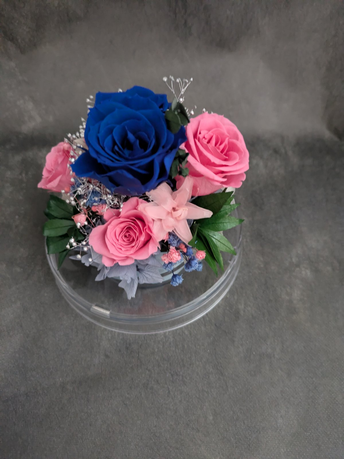 プリザーブドフラワー／ドームの中に咲く青とピンクの薔薇と小花の