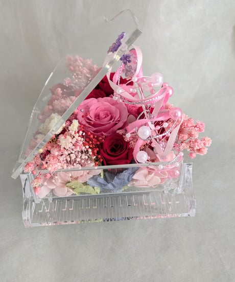 【プリザーブドフラワーピアノアレンジピンクと赤い薔薇のエレガントローズフラワーケースリボンラッピング付き】