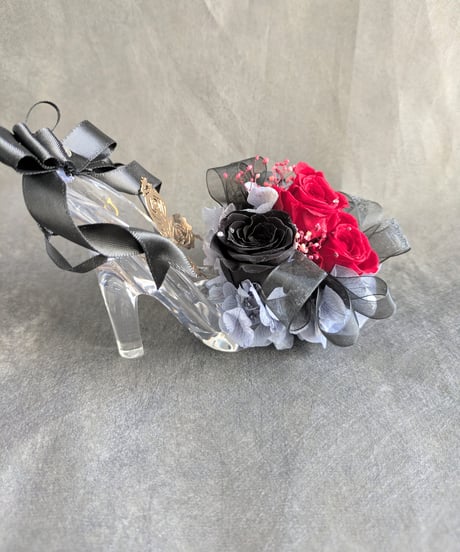【プリザーブドフラワー／ガラスの靴ミニシリーズ】黒薔薇と赤薔薇のミニ薔薇とリボンのギフトシューズ♡