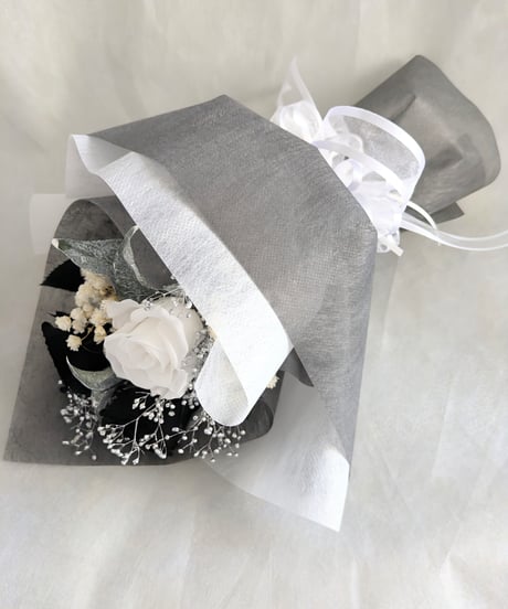 プリザーブドフラワー／黒と白薔薇のシックな3輪花束