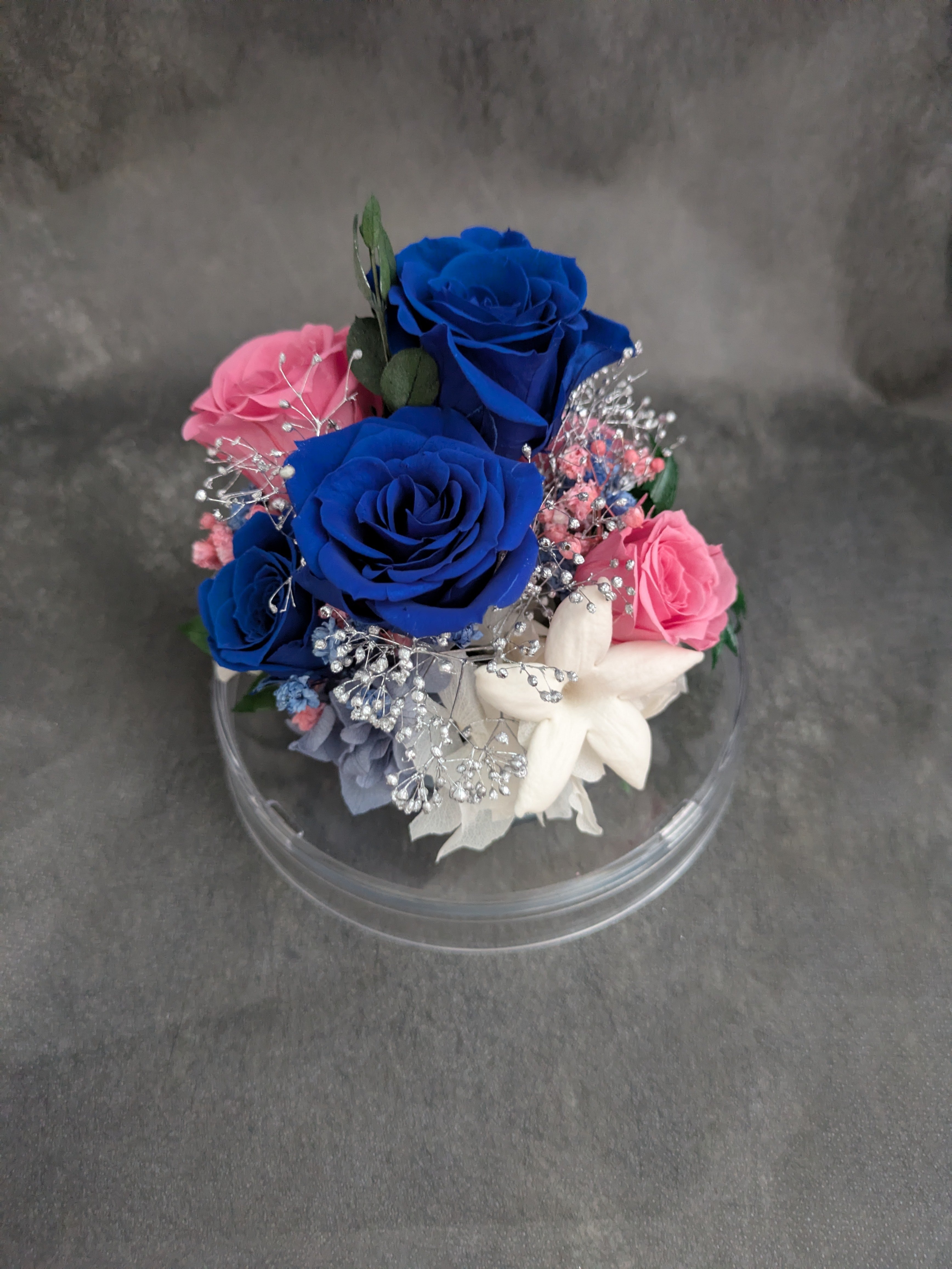 プリザーブドフラワー／ドームの中に咲く青とピンクの薔薇と小花の