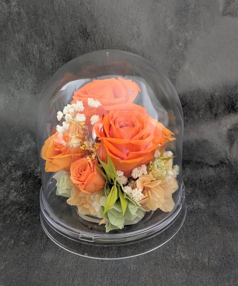 優しいオレンジの花咲くフラワーアゲートスフィア＊ドゥルージー入り プリザーブドフラワー／オレンジの大輪の薔薇と小花のクリアドーム