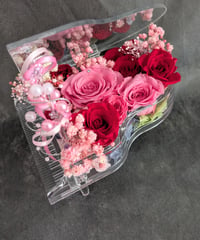 【プリザーブドフラワーピアノアレンジピンクと赤い薔薇のエレガントローズフラワーケースリボンラッピング付き】