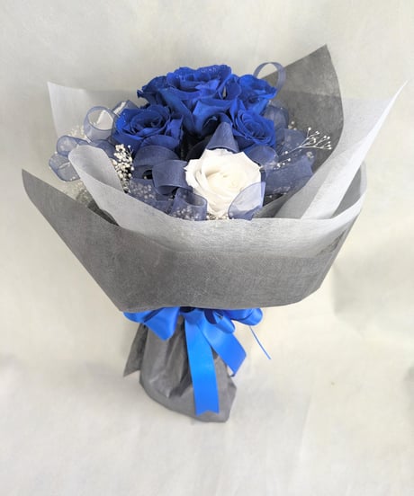 プリザーブドフラワー／青い薔薇と白い薔薇輪のふんわりかすみ草の花　（黒グレー花束ラッピング）