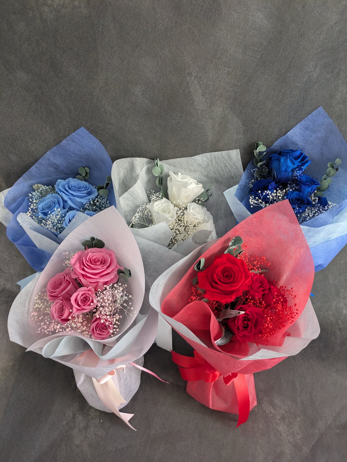 プリザーブドフラワー白い薔薇5輪のふんわり花束（花束ラッピング