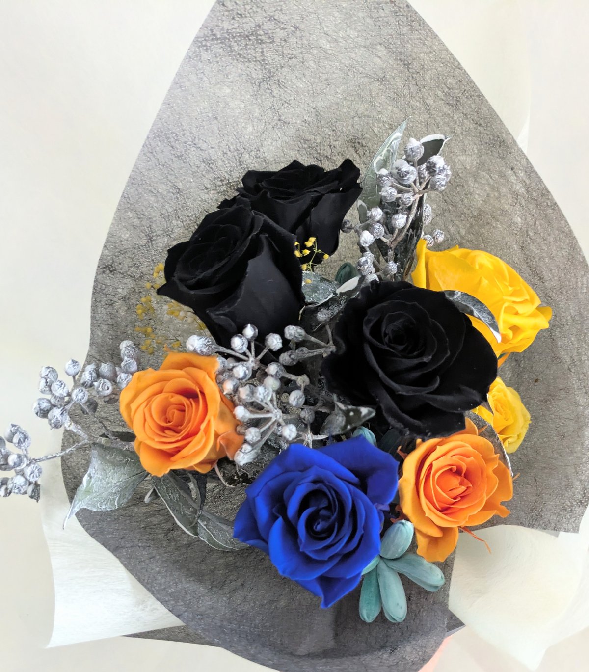 プリザーブドフラワー／黒薔薇と青×オレンジローズの個性派花束 | 世都華