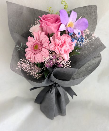 プリザーブドフラワー花束／ピンクの薔薇とガーベラの感謝と温かい心を届ける花束／花言葉黒ラッピング