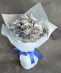プリザーブドフラワー9輪花束／シルバーローズと小花のダイヤモンドフラワーの輝き（フラワーケースと花束スタンドはオプション購入可能）