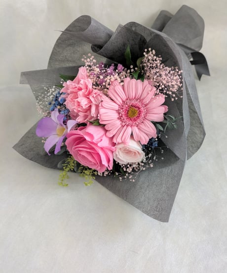 プリザーブドフラワー花束／ピンクの薔薇とガーベラの感謝と温かい心を届ける花束／花言葉黒ラッピング