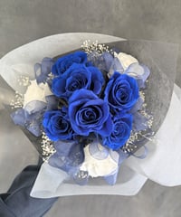 プリザーブドフラワー／青い薔薇と白い薔薇輪のふんわりかすみ草の花　（黒グレー花束ラッピング）