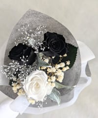 プリザーブドフラワー／黒と白薔薇のシックな3輪花束